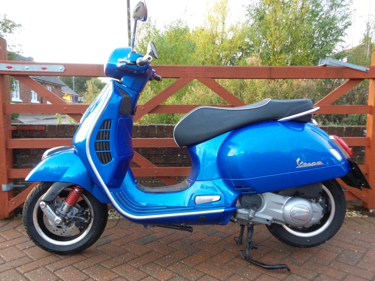 042-vespa-gts300-gate